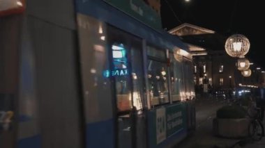 Münih, Almanya - 26 Kasım 2019: Münih, Almanya 'da gece tramvayı yakın çekim.