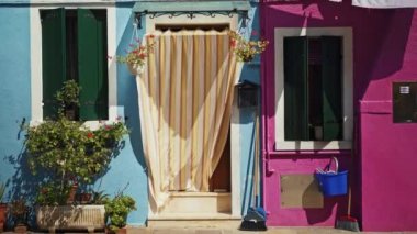 Burano adasında renkli bir evin gerçek zamanlı çekimi. Burano adası renkli evleriyle ünlüdür..