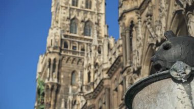 Münih, Almanya 'daki Marienplatz' daki ünlü balık çeşmesinde gerçek zamanlı olarak çekilen bir fotoğraftı..