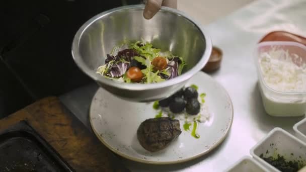 Chef está terminando la comida teasty carne de res con ensalada para los huéspedes del restaurante — Vídeos de Stock