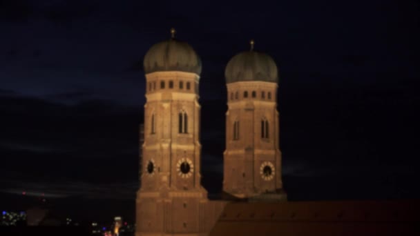 Left to right pan real time medium shot of Church of Our Lady and Old Town at night, Germany — ストック動画
