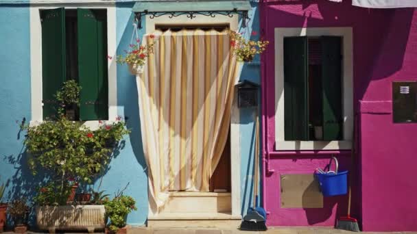 Tiro em tempo real de uma casa colorida na ilha de Burano. Ilha de Burano é famosa por suas casas coloridas . — Vídeo de Stock