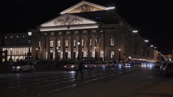 München, Duitsland - 26 november 2019: Het Nationale Theater op Max-Joseph-Platz 's nachts. Real time vaststelling schot, München, Duitsland — Stockvideo
