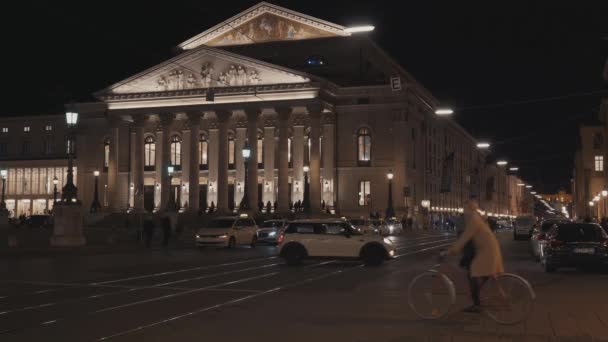 MUNICH, ALLEMAGNE - 26 novembre 2019 : Théâtre national sur Max-Joseph-Platz la nuit. Prise de vue en temps réel, Munich, Allemagne . — Video