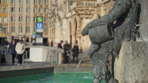 Real time medium shot of the Figure of a boy on the famous fish fountain on the Marienplatz in Munich, Germany. — ストック動画