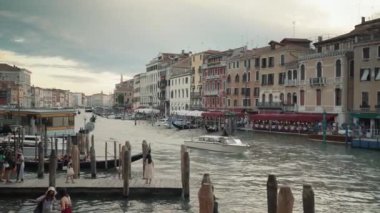 Venezia - 14 Temmuz: Venedik 'teki Büyük Kanal' ı gerçek zamanlı olarak çekiyoruz. Gondol ve tekneler 14 Temmuz 2019 'da Venezuela' da Büyük Kanal 'dan geçiyor..