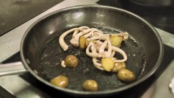 Κοντινό πλάνο του σεφ τηγάνισμα μικρές πατάτες με χταπόδι στο εστιατόριο — Αρχείο Βίντεο