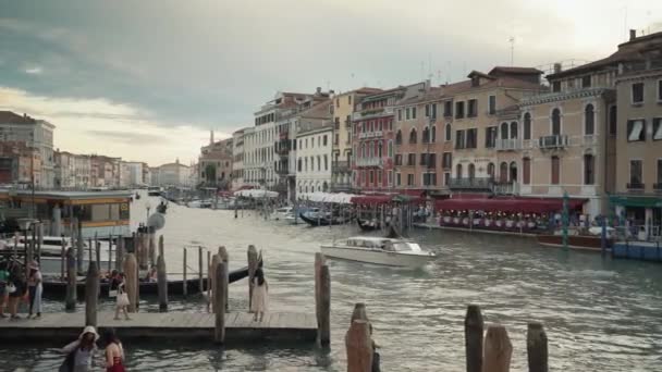 VENEZIA - JULY 14: Real time establishing shot of the Grand Canal in Venice. Gondolas and boats move through the Grand Canal, July 14, 2019 in Venezia. — Stock Video