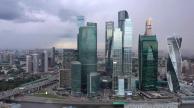 Moskova, Rusya - Haziran 2019: Hava aracı gündüz vakti Moskova 'nın solundan sağa ateş etti