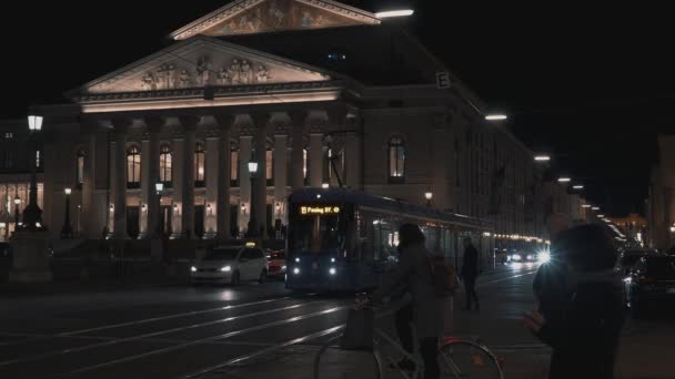 MUNICH, ALEMANIA - 26 de noviembre de 2019: El Teatro Nacional en Max-Joseph-Platz por la noche. Real time establishing shot, Múnich, Alemania . — Vídeos de Stock