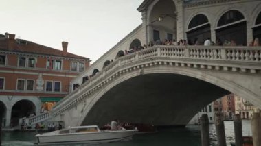 Venezia - 14 Temmuz - Venedik 'teki Rialto köprüsünü gerçek zamanlı olarak kurduk. Rialto Köprüsü, 14 Temmuz 2019 'da Venezuela' da Büyük Kanal 'a yayılan dört köprüden en eskisidir.