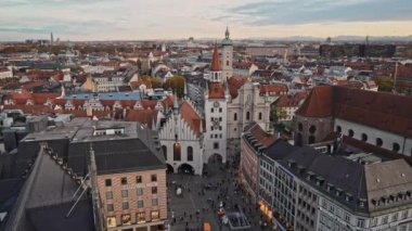 Münih, Almanya - 25 Kasım 2019: Münih 'teki Marienplatz' da eski belediye binasının gerçek zamanlı çekimi. Marienplatz, Almanya 'nın Münih eyaletinde yer alan bir şehirdir.