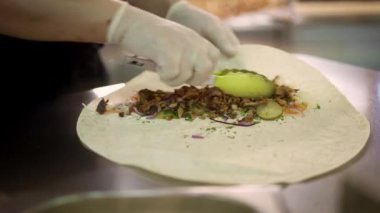 Beyaz eldivenli şefin el yapımı fotoğrafı Pita 'da donör yapıyor.