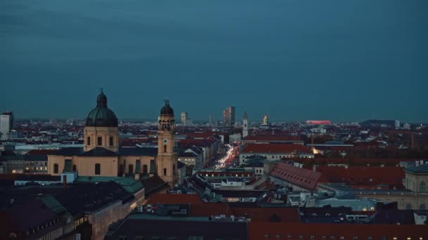 Echtzeit-Aufnahme der Theaterkirche St. Cajetan zur Abendzeit. Die Kirche wurde im italienischen Hochbarock erbaut. — Stockvideo