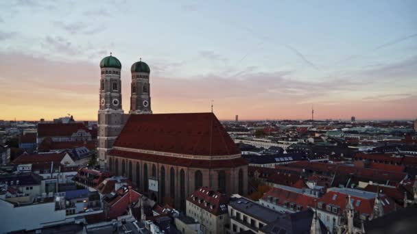 V reálném čase založení záběru kostela Panny Marie a Starého Města při západu slunce, Mnichov, Německo — Stock video