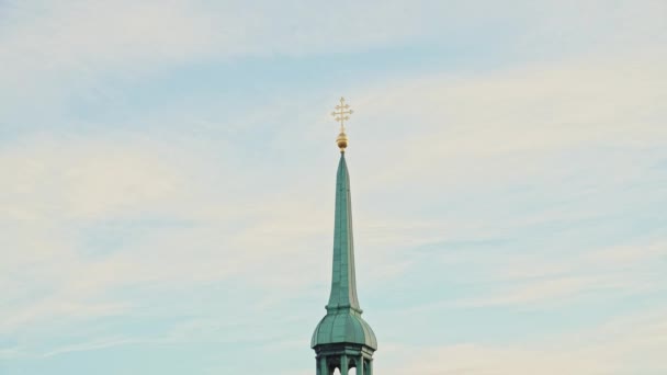 Мюнхен, Німеччина - 25 листопада 2019: в реальному часі знімок годинникової вежі церкви Святого Петра у вечірній час, Мюнхен, Німеччина. — стокове відео