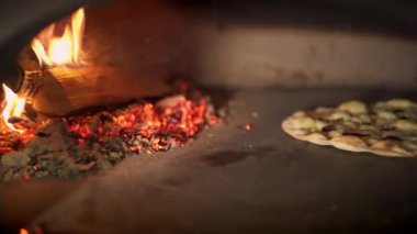 Fırında pişen vejetaryen pizzasından Pan shot.