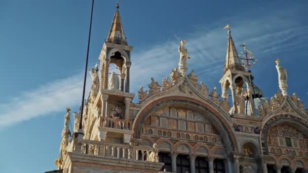 Left to right pan real time medium shot of the facade of St. Mark s Cathedral in Venice. The Cathedral lies at the eastern end of the Piazza San Marco. — Stock Video