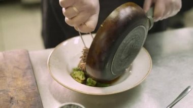 Şef brokolili karabuğday eriştesi yerken yakın plan.