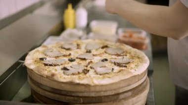 El yapımı tuzlu ve biberli pizzaya yakın durun.