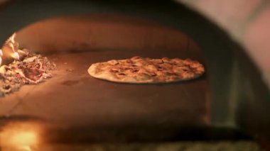 Fırında pişen vejetaryen pizzanın el kamerası görüntüsü.