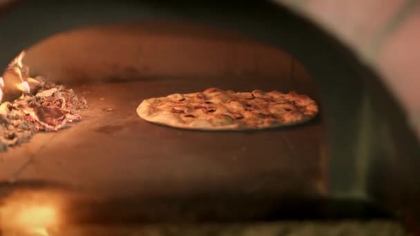 Fırında pişen vejetaryen pizzanın el kamerası görüntüsü. — Stok video