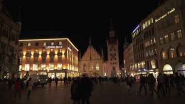Münih, Almanya - 26 Kasım 2019: Münih 'te Marienplatz' ın arka planda eski belediye binasıyla gerçek zamanlı çekimi. Marienplatz, Almanya 'nın Münih eyaletinde yer alan bir şehirdir..