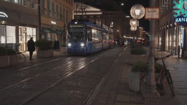 Mnichov, Německo - 26. listopadu 2019: Střední záběr městské tramvaje v noci v reálném čase, Mnichov, Německo. — Stock video