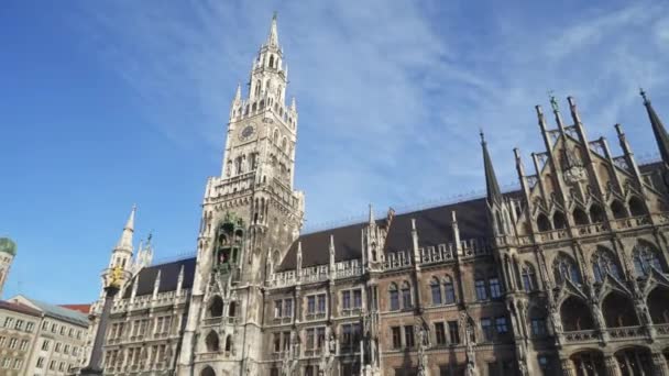 Tilt down real time establishing shot of New Town Hall on Marienplatz the city centre of Munich. The town hall are symbols of the city, Munich, Germany. — Stock Video