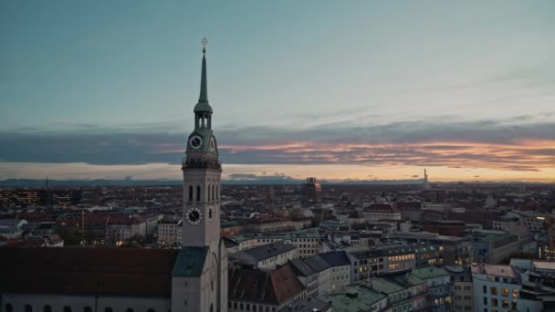 Μόναχο, Γερμανία - 25 Νοεμβρίου 2019: Όμορφη θέα της πόλης του Μονάχου και του πύργου του ρολογιού της εκκλησίας του Αγίου Πέτρου κατά τη διάρκεια του ηλιοβασιλέματος. Πυροβολισμός σε πραγματικό χρόνο, Μόναχο, Γερμανία — Αρχείο Βίντεο