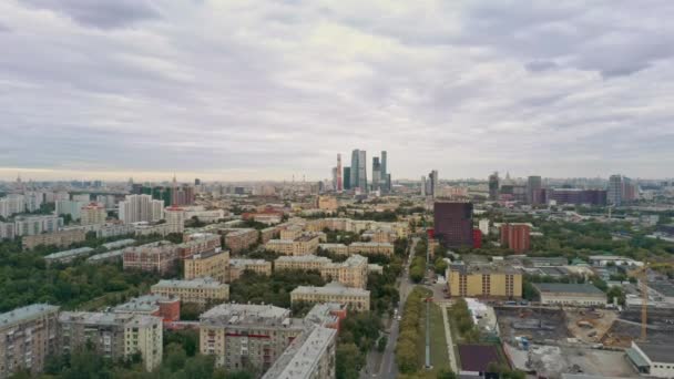 MOSCA, RUSSIA - GIUGNO 2019: Aereo drone di edifici residenziali e Mosca City all'orizzonte — Video Stock