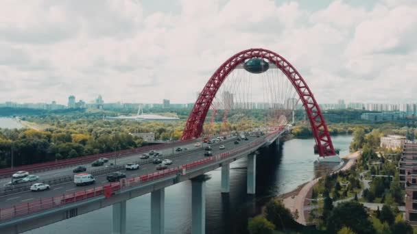 MOSCÚ, RUSIA - JUNIO, 2019: Aerial drone zoom in of a modern cable-stayed bridge in Moscow, Russia — Vídeo de stock