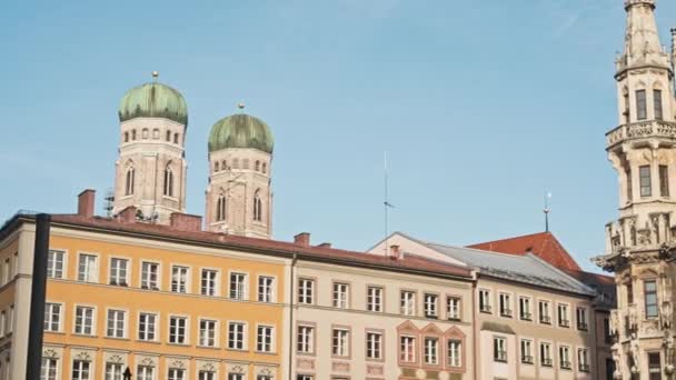 德国慕尼黑（德语：Munich, Germany）：2019年11月27日：德国慕尼黑市中心马里恩普拉斯新城市政厅的左至右平底锅实景拍摄。 市政厅是德国慕尼黑市的象征. — 图库视频影像