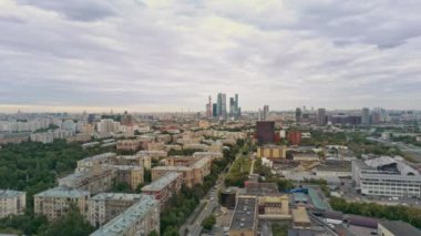 Moskova, Rusya - Haziran 2019: Arka planda konut ların ve Moskova Şehrinin havadan çekilen drone'u