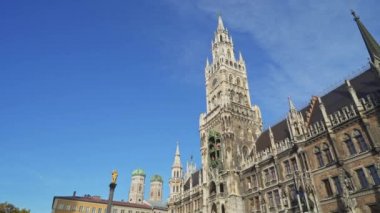 Münih, Almanya - 27 Kasım 2019: Münih şehir merkezi Marienplatz 'da New Town Hall' un soldan sağa gerçek zamanlı çekimi. Belediye binası, Almanya 'nın Münih kentinin sembolüdür..