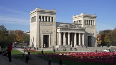 Münih, Almanya - 27 Kasım 2019: Soldan sağa gerçek zamanlı olarak Almanya 'nın Konigsplatz kentindeki Propylaea' nın görüntüsünü oluşturma.