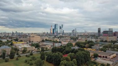 Moskova, Rusya - Haziran 2019: Ufukta yerleşim binalarının ve Moskova 'nın insansız hava aracı görüntüleri