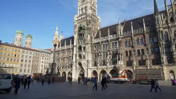 Mnichov, Německo - 27. listopadu 2019: Naklonění záběru New Town Hall v reálném čase na Marienplatz v centru Mnichova. Radnice jsou symboly města, Německo. — Stock video