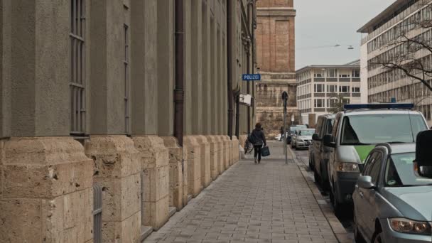 Münih, Almanya - 27 Kasım 2019: Eski Almanya 'nın Münih kentinde yürüyen insanların gerçek zamanlı çekim görüntüleri — Stok video