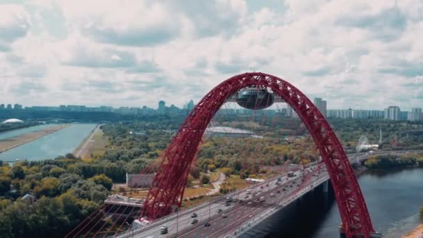 MOSCÚ, RUSIA - JUNIO, 2019: Plato de avión no tripulado aéreo de un moderno puente con cable en Moscú, Rusia — Vídeo de stock