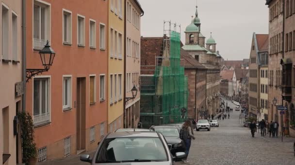 NUREMBERG, GERMANIA - 30 novembre 2019: da sinistra a destra in tempo reale per stabilire lo scatto delle case e della strada in cui cammina la gente, Norimberga, Germania . — Video Stock