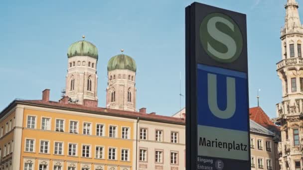 Münih, Almanya - 27 Kasım 2019: Münih şehir merkezi Marienplatz 'daki New Town Hall' un soldan sağa gerçek zamanlı çekimi. Belediye binası, Almanya 'nın Münih kentinin sembolüdür.. — Stok video