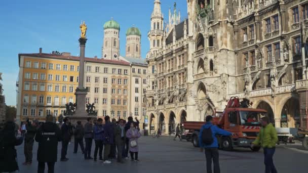 Mnichov, Německo - 27. listopadu 2019: Uzamčeno v reálném čase, natáčení lidí procházejících se po Marienplatz v Mnichově s novou radnicí na pozadí, Mnichov, Německo. — Stock video