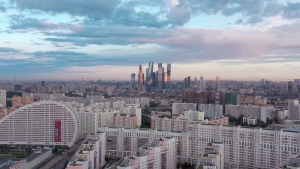 Moskou, Rusland - juni 2019: Luchtfoto drone zoom in vanuit Moskou centrum — Stockvideo