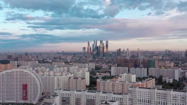 MOSCOU, RUSSIE - JUIN 2019 : Zoom arrière d'un drone aérien sur le centre de Moscou — Video