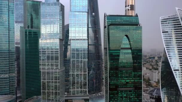 Moskau, russland - juni 2019: luftdrohne zoomen aus nahaufnahme von hochhaus der stadt moskau — Stockvideo