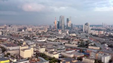 Moskova İş Merkezi 'ne yakın bir yerde hava aracı uçuyor.