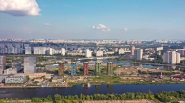 Moskova banliyö panoramasının bulutlu gökyüzünün altında hava aracı yakınlaştırması