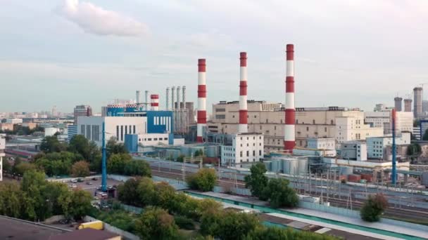 Luchtdrone zoom in shoot van witte rode buizen van industriële fabriek — Stockvideo