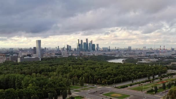 Flygdrönare zooma in Moskva Business Center — Stockvideo